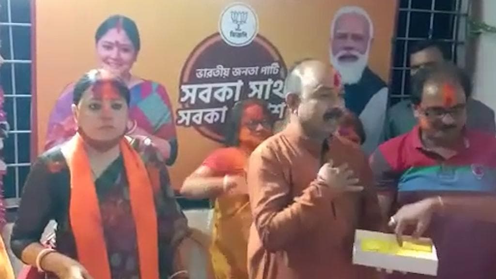 BJP Candidate: প্রচারে নামলেন আসানসোলের বিজেপি প্রার্থী অগ্নিমিত্রা পাল, নিজের হাতে আঁকলেন দলীয় প্রতীক