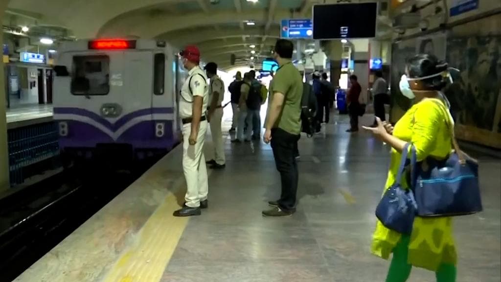 Kolkata Metro Rail: দিনের শুরুতেই বিদ্যুৎ বিভ্রাট মেট্রোয়, কবি সুভাষে ১ ঘন্টা দাঁড়িয়ে দিনের প্রথম ট্রেন