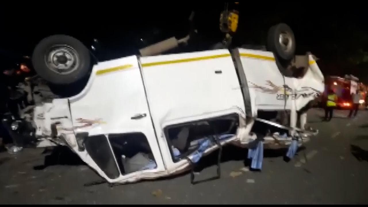 Maharashtra: पुणे में भीषण सड़के हादसे में 4 की मौत, कई गाड़ियों के उड़े परखच्चे