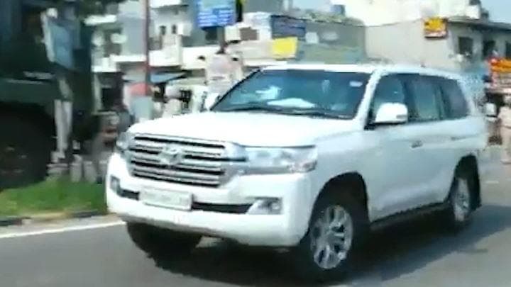 Farmers Protest: सुखबीर बादल के खिलाफ किसानों का प्रदर्शन, जालंधर में गाड़ी पर फेंका गया जूता