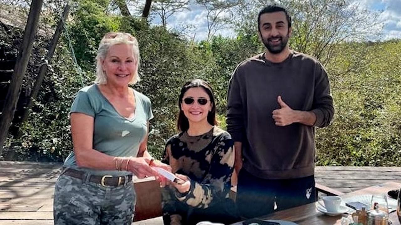  Ranbir kapoor और  Alia Bhatt न्यू ईयर मना कर लौटे, वायरल हुई वेकेशन की तस्वीर