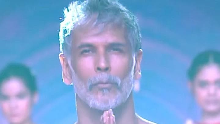 Milind Soman ने 26 साल बाद फिर धोती पहन उड़ाए होश, मलाइका अरोड़ा भी देखती रह गईं