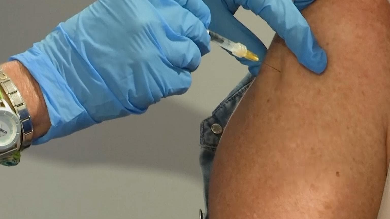 Vaccine for Omicron: ওমিক্রনের সঙ্গে লড়তে কয়েক মাসেই নতুন টিকা, কিন্তু নয়া স্ট্রেনকে বোঝা সময়সাপেক্ষ