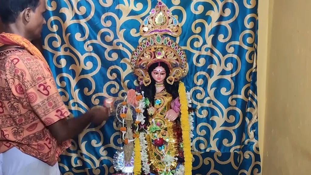 Lakkhi Puja: আজ কোজাগরী লক্ষ্মীপুজো, অগ্নিমূল্য বাজার, আরাধনার প্রস্তুতি ঘরে ঘরে