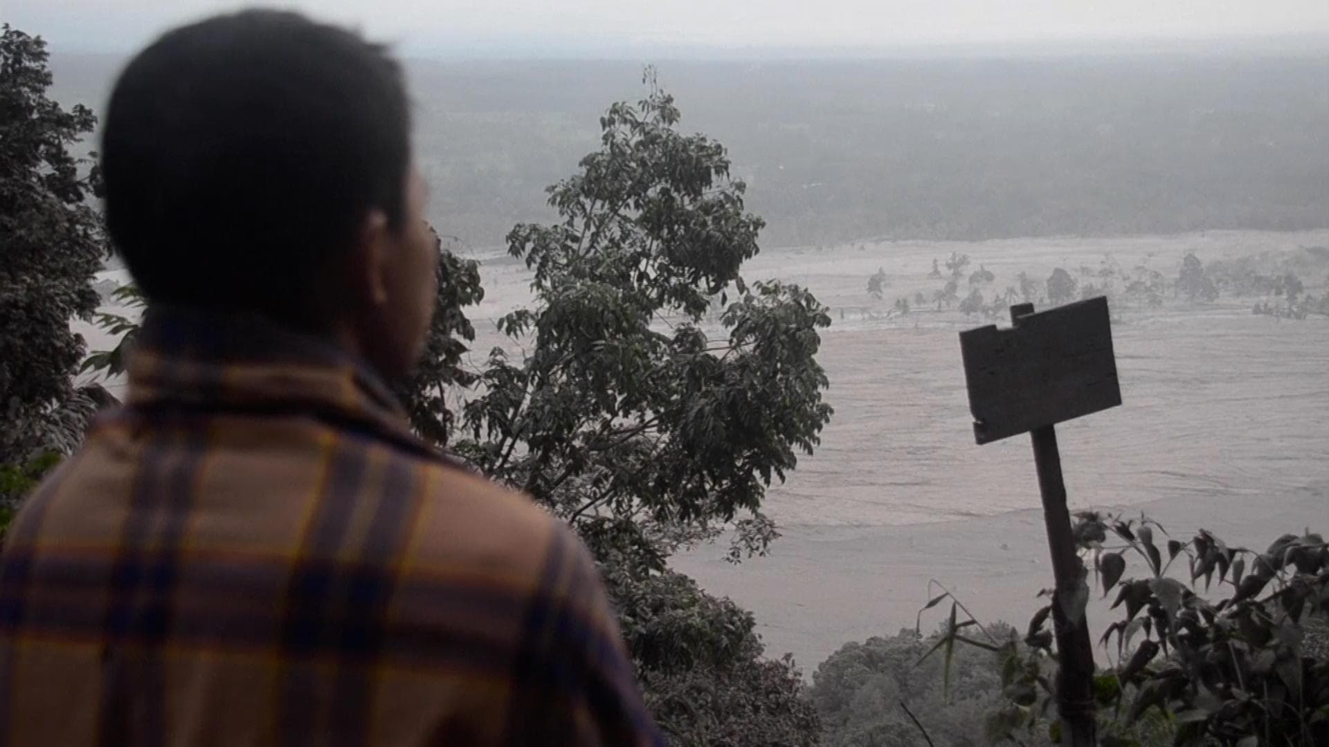 Indonesia volcano toll rises, many missing: survivor speaks of panic 