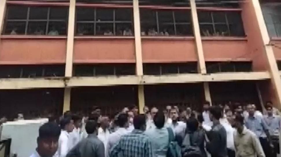 UP: शाहजहांपुर में वकील की गोली मारकर हत्या, अखिलेश और मायावती के निशाने पर योगी सरकार