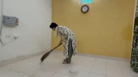 Lakhimpur: अनशन पर बैठीं प्रियंका गांधी की 'सफाईगीरी', अपने कमरे में झाड़ू लगाती आईं नजर  