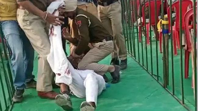 Punjab Election: सीएम चन्नी की रैली में पुलिस ने की ‘शिक्षकों’ से मारपीट, मुंह में कपड़े ठूंसे