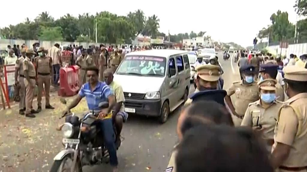 तमिलनाडु: CDS बिपिन रावत के शव को ले जा रहे एंबुलेंस पर फूलों की बारिश, लगे भारत माता की जय के नारे