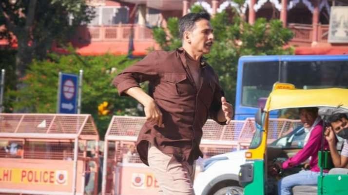 RakshaBandhan: चांदनी चौक की सड़क पर दौड़ते नजर आए Akshay Kumar, वायरल हुआ वीडियो