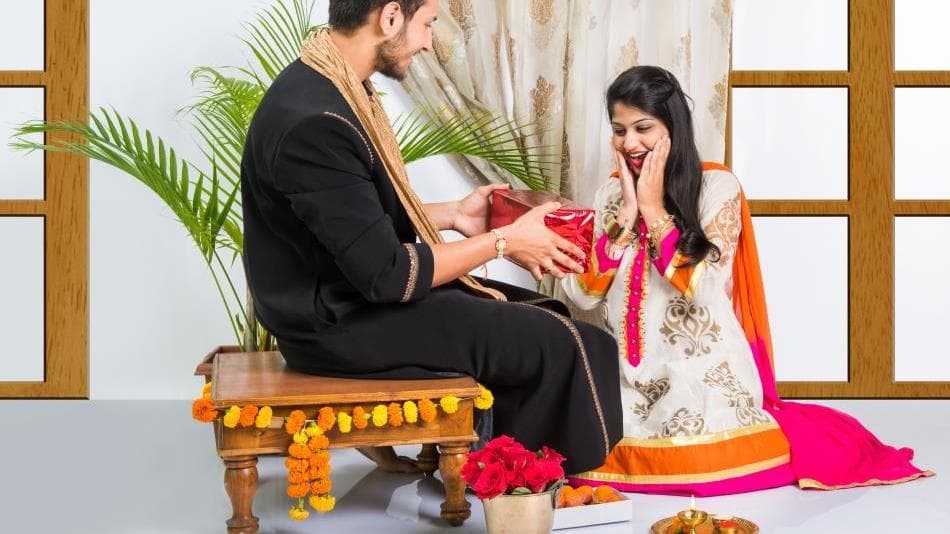 Bhai Dooj 2021: भाई दूज के लिए खरीदें ऐसा उपहार जो रहेगा हमेशा याद, यहां से लें गिफ्ट आइडिया