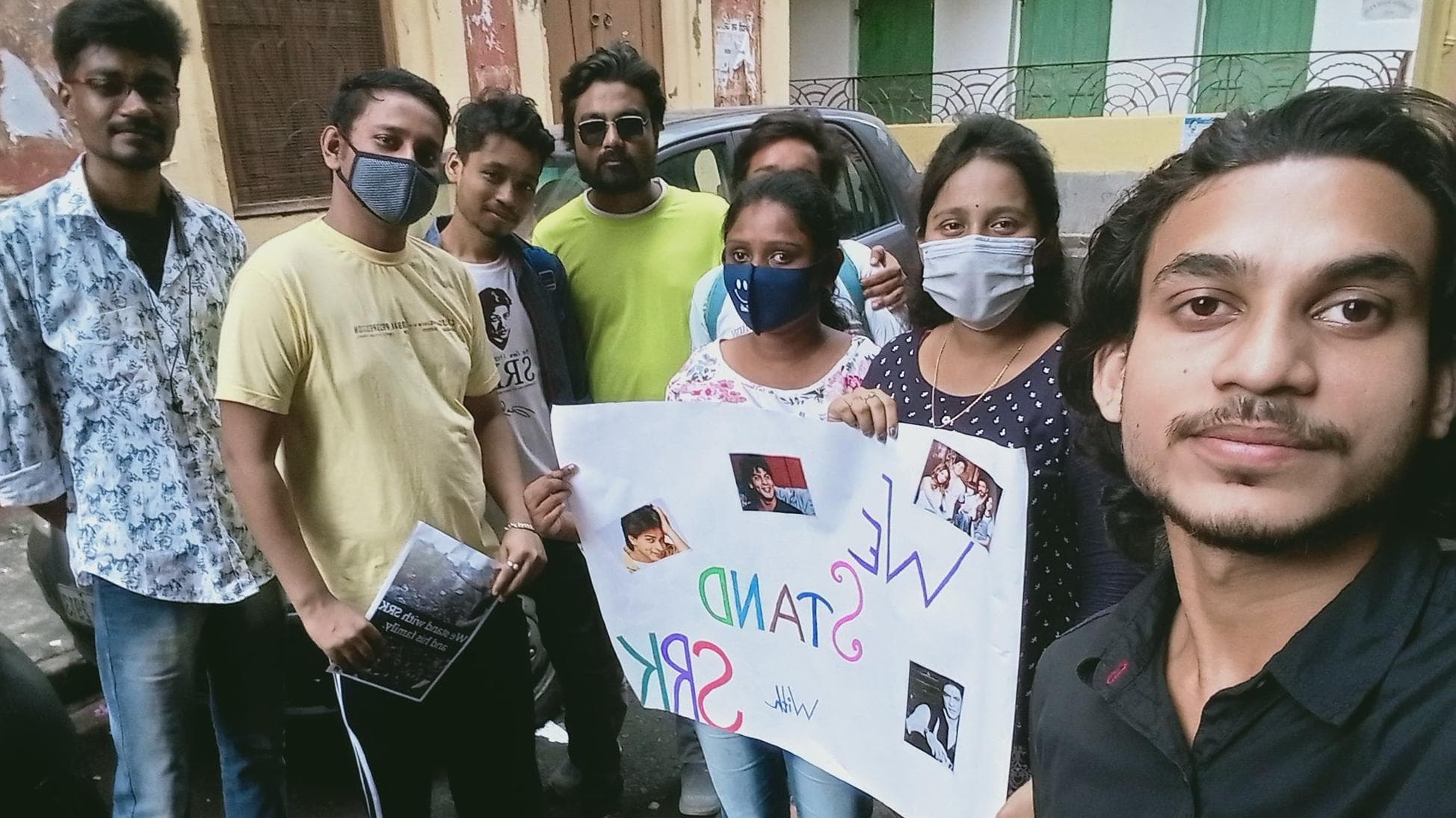 ShahRukh Khan Fans: কঠিন সময়ে কিং খানের পাশে কলকাতা, প্ল্যাকার্ড হাতে ভিডিও পোস্ট ভক্তদের