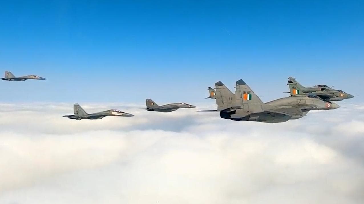 Republic Day 2022: প্রজাতন্ত্র দিবসের ফ্লাইপাস্টে যুদ্ধবিমানের ককপিট ভিউ, দেখে নিন রোমহর্ষক সেই ভিডিও