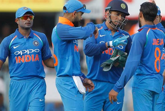 एडिलेड वनडे: शुरुआती झटकों के बाद ऑस्ट्रेलिया की पारी संभली