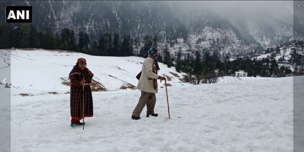 बर्फबारी से शिमला हुआ सफेद, हर जगह रास्ते बंद