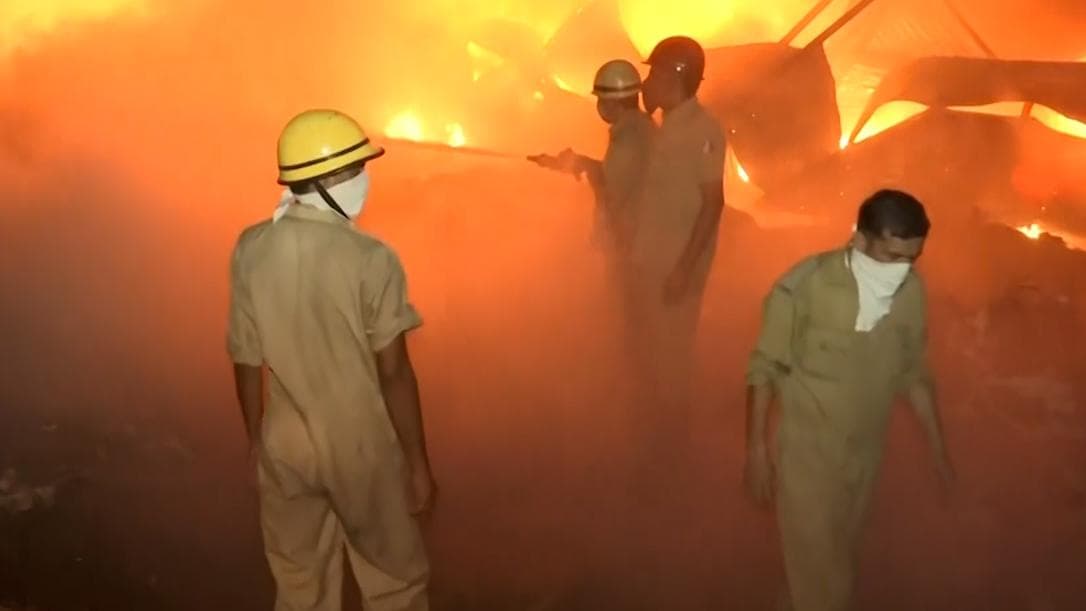 Fire at Kolkata: কাকভোরে শহরে ফের অগ্নিকাণ্ড, ফ্রি-স্কুল স্ট্রিটের হোটেলে আগুন, আতঙ্কিত আবাসিকরা