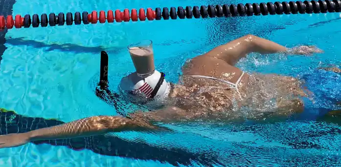 सिर पर दूध का ग्लास रखकर ओलिंपिक चैंपियन ने की तैराकी, VIDEO वायरल