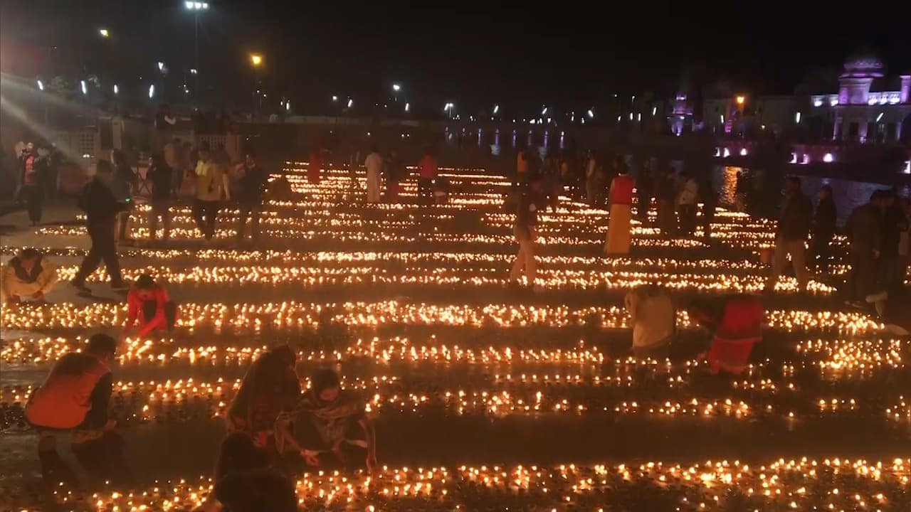 Watch: रामनगरी अयोध्या में 51 हजार दीये जलाकर मनाई गई देव दीपावली