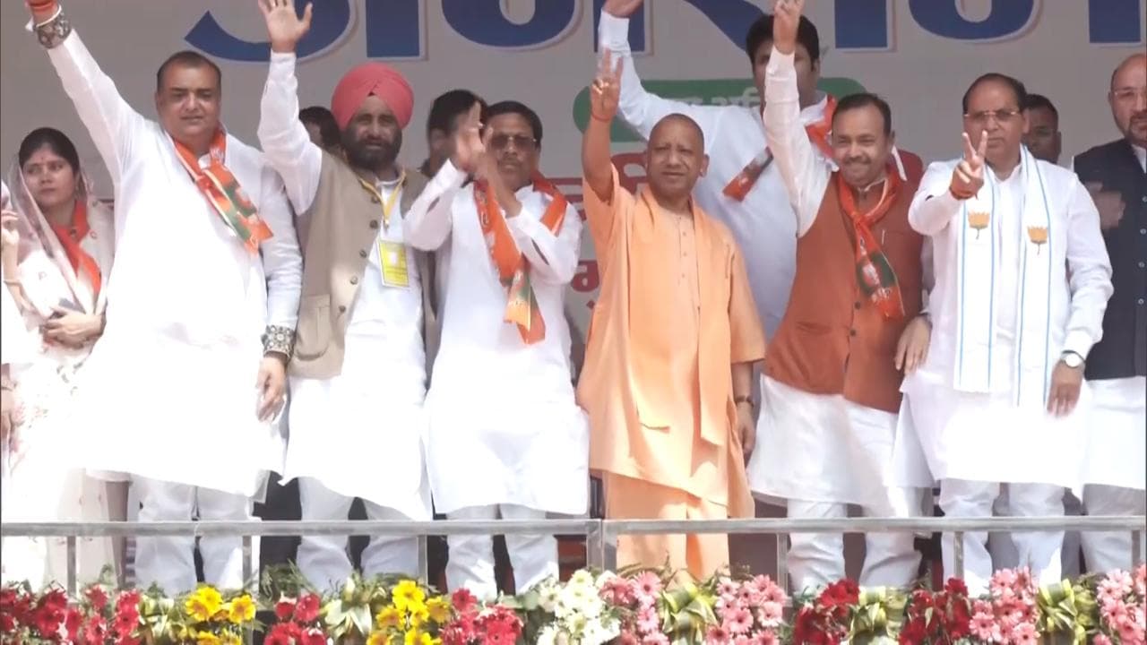  Adityanath hails 'ajaatshatru' Gadkari for pursuing development