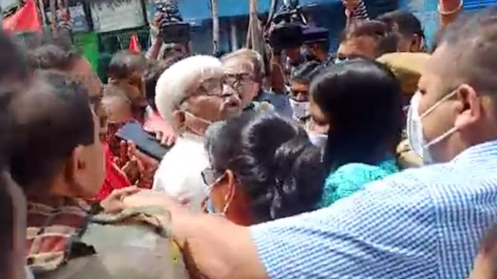 Bhawanipur By-Poll: মুখ্যমন্ত্রীর পাড়ায় ব্যারিকেড ভেঙে প্রচার, পুলিশের সঙ্গে ধস্তাধস্তি সিপিএমের