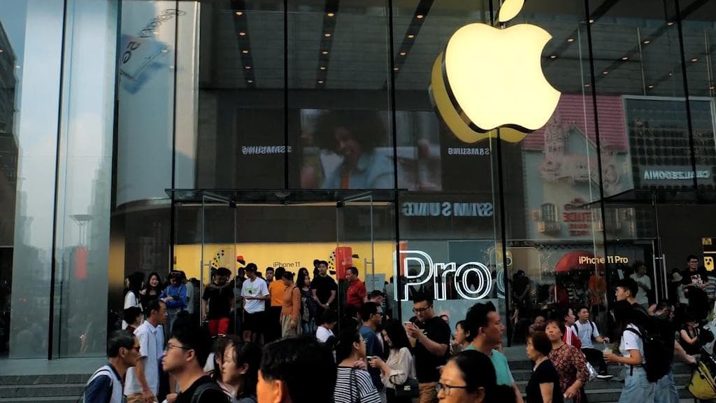 Omicron update: Apple shutters NY stores, Goldman mandates boosters, 3000 flights cancelled 