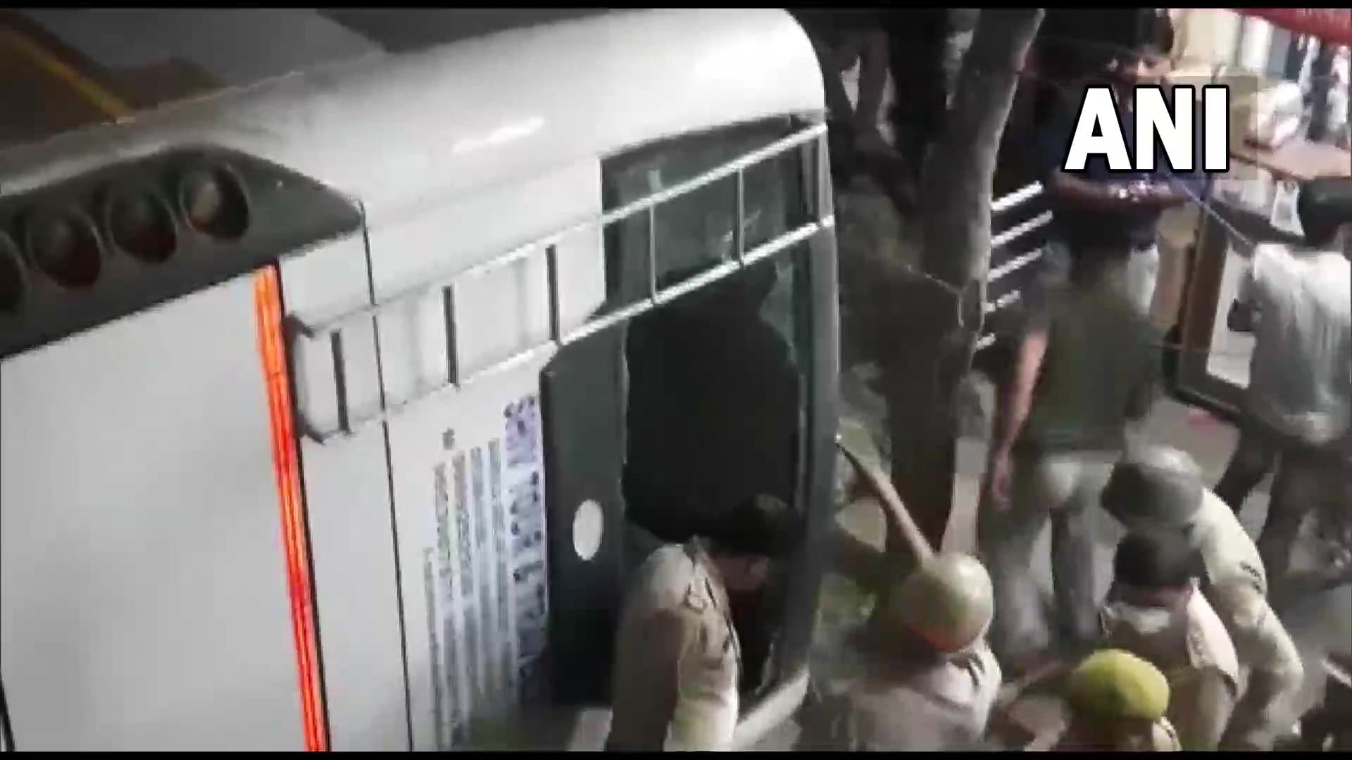 दिल्ली से सटे गाजियाबाद में भीषण हादसा, फ्लाईओवर से गिरी बस