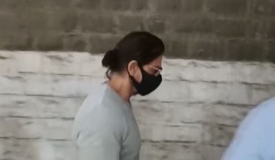 Cruise Drugs Case: बेटे आर्यन खान से आर्थर रोड जेल में मिले पापा शाहरुख, करीब 15-20 मिनट तक हुई बातचीत 