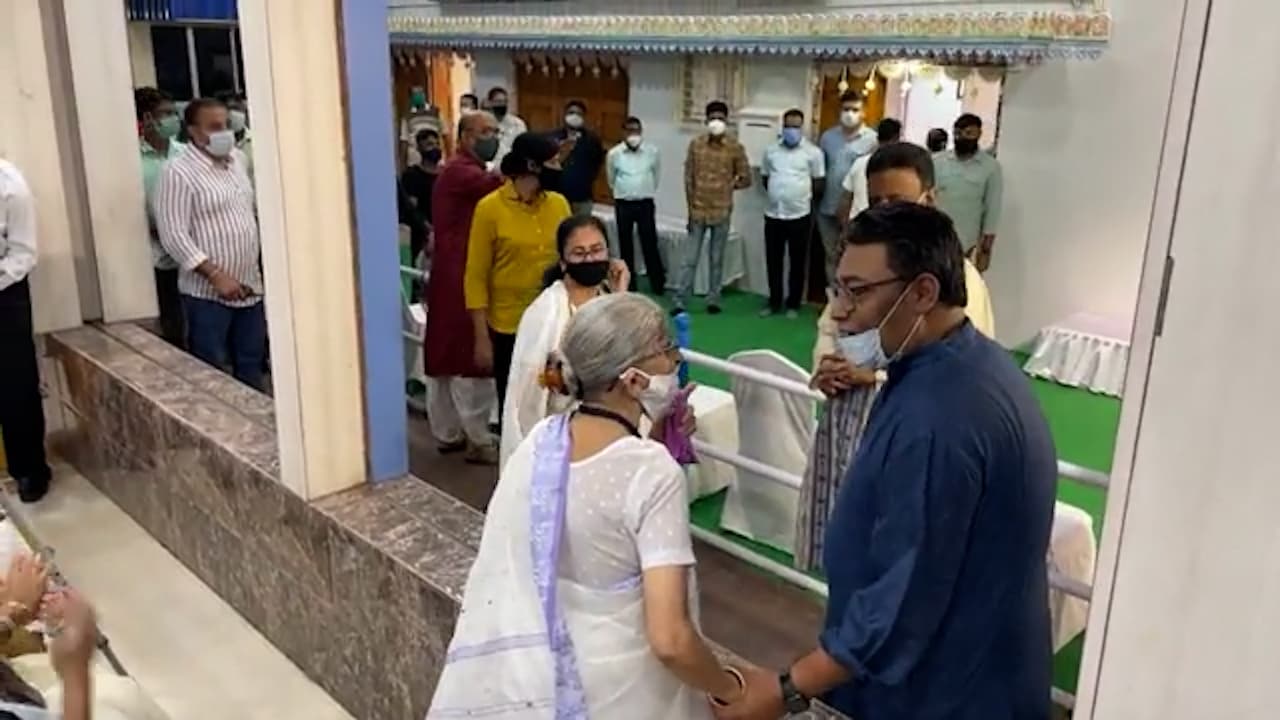 Mamata Banerjee: কালীপুজোর ফাঁকে নবনীড়ের প্রবীণদের সঙ্গে সময় কাটালেন মুখ্যমন্ত্রী