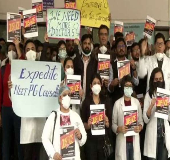 Doctors strike: दिल्ली में डॉक्टरों की हड़ताल जारी, सोमवार से इमरजेंसी सेवाओं को बंद करने की चेतावनी