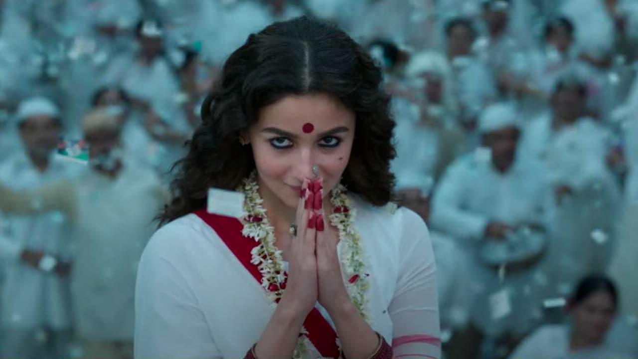 Gangubai Kathiawadi Box Office Collection Day 2: वीकेंड पर फिल्म ने मारी छलांग, जानें कितनी रही कमाई