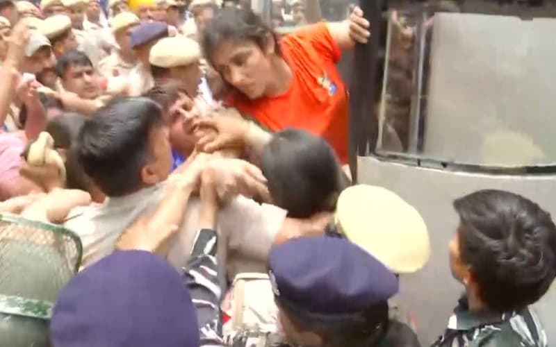 Wrestlers Sakshi Malik, Sangeeta & Vinesh Phogat detained by police in Delhi