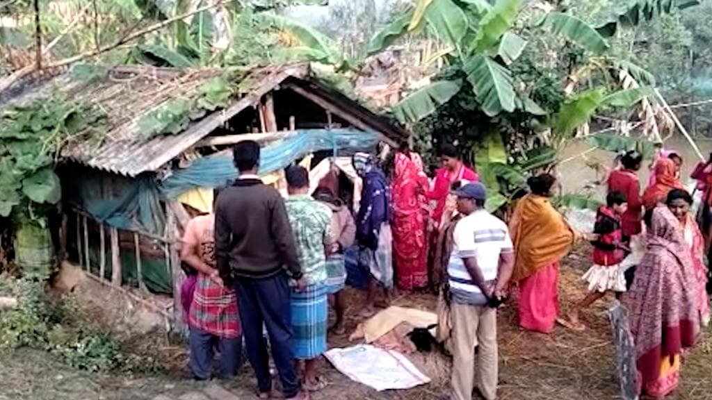 Gosaba Tiger: অবশেষে গোসাবায় ধরা পড়ল বাঘ, বন দফতরের কর্মীদের চেষ্টায় খাঁচাবন্দি রয়্যাল বেঙ্গল