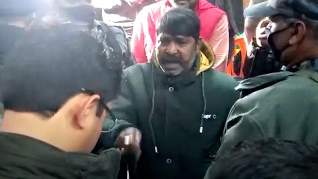 BJP: শিলিগুড়িতে টিকিট না পেয়ে সাংসদ, বিধায়কের সামনে বিক্ষোভ বিজেপি নেতার