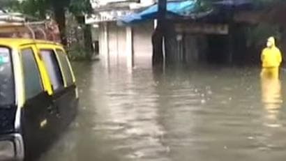 Mumbai में भारी बारिश से जलभराव, 26 साल का रिकॉर्ड टूटा