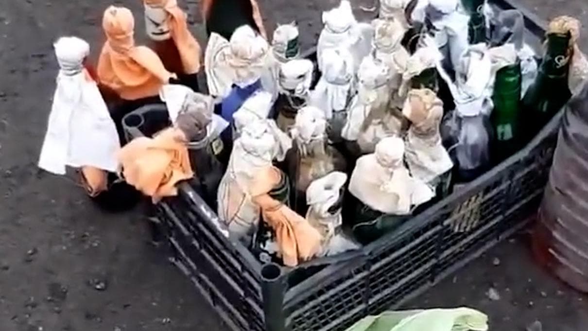 Ukraine Crisis: বিয়ারের বোতল দিয়ে বোমা তৈরি ইউক্রেনের, উড়িয়ে দেওয়া হয়েছে রাশিয়ান ট্যাঙ্কও