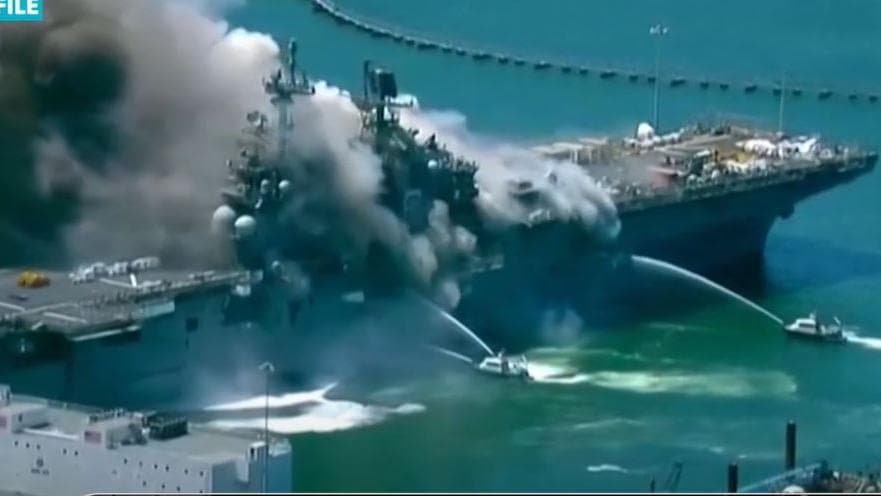  US Navy का लड़ाकू जहाज़ आग लगने से हुआ ध्वस्त | US Warship