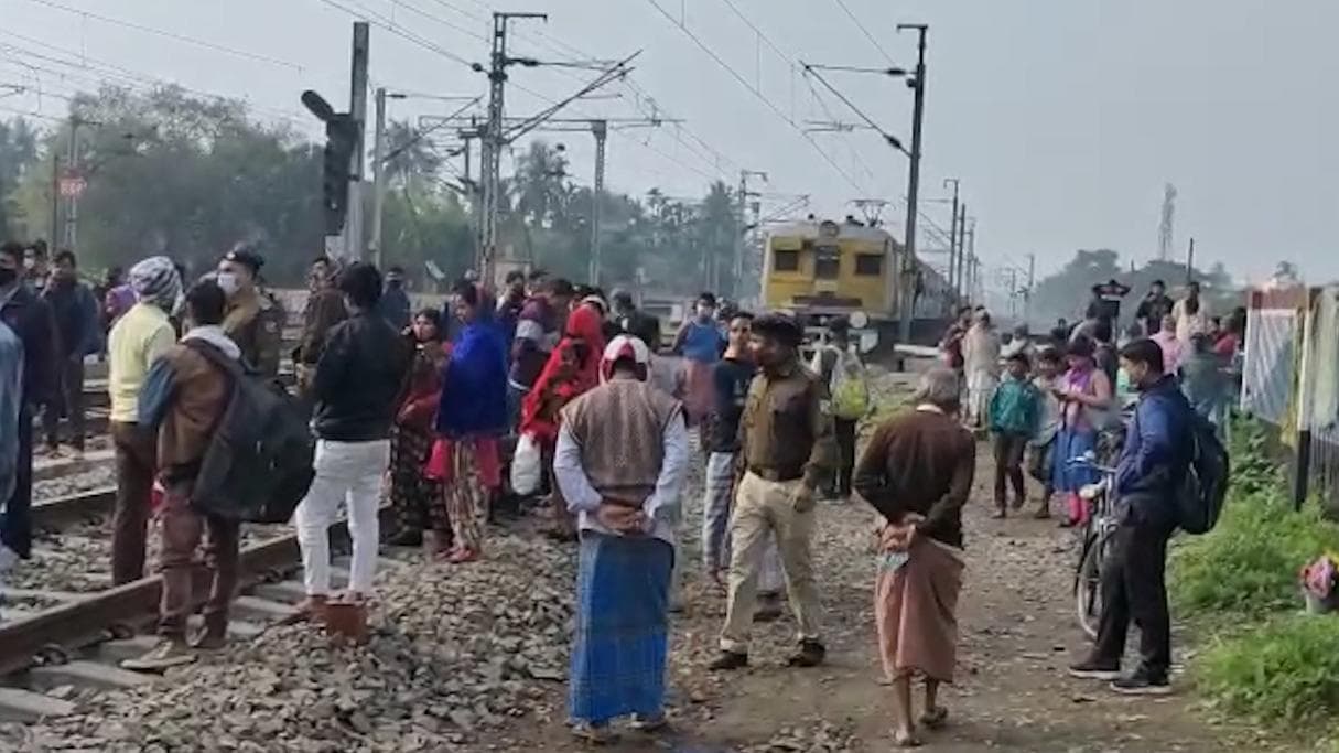 Rail Block in Kakinada: জুটমিল খোলার দাবিতে রেল অবরোধ কাকিনাড়ায়, বিপর্যস্ত শিয়ালদহ মেইন লাইনে পরিষেবা