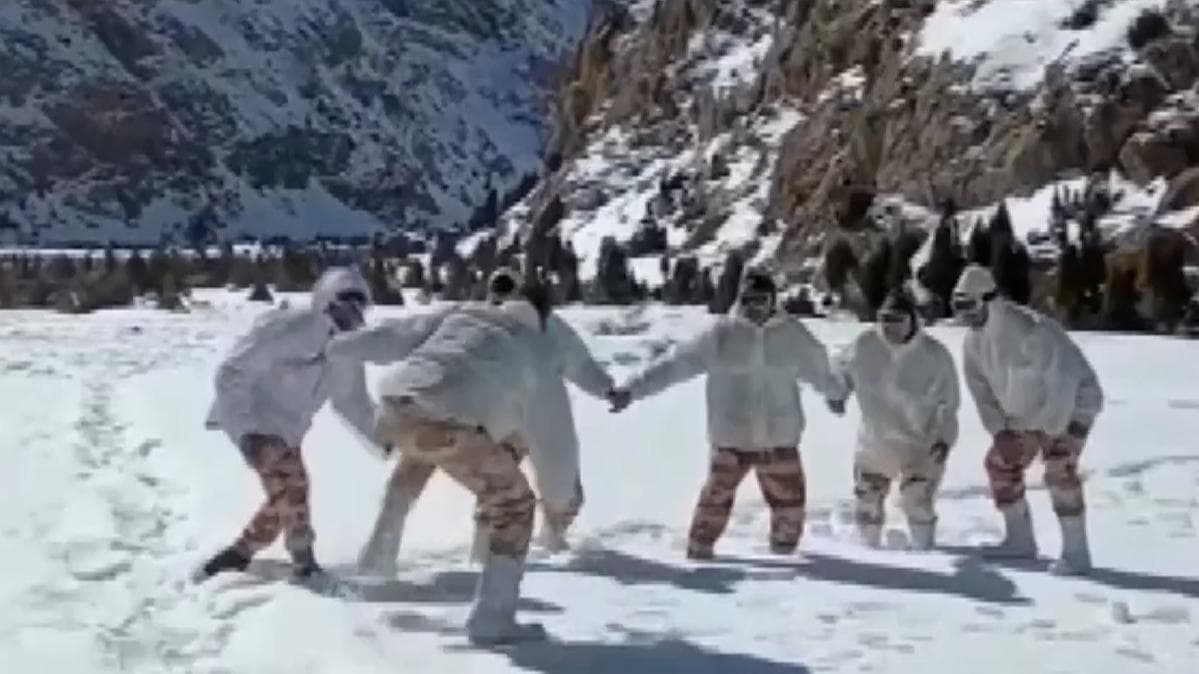 Viral Video: বরফঢাকা পাহাড়ে কবাডিতে মাতলেন ITBP জওয়ানরা, মুহূর্তেই সেই ভিডিও ভাইরাল নেটদুনিয়ায়