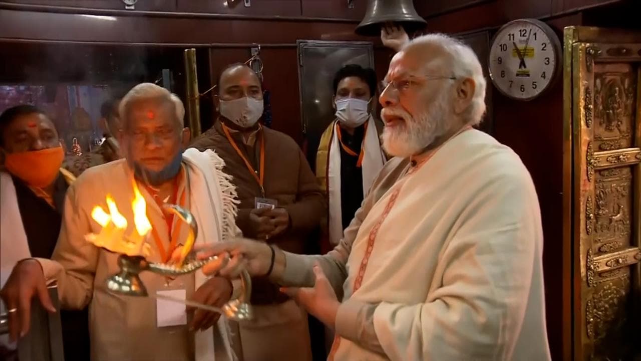 वाराणसी पहुंचे PM नरेंद्र मोदी, काशी-विश्वनाथ कॉरिडोर का करेंगे लोकार्पण