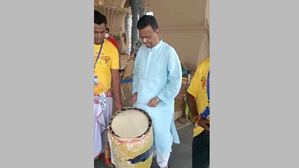 Durga Puja 2021 : অষ্টমীতে চেতলা অগ্রণীতে ঢাক বাজালেন ফিরহাদ হাকিম