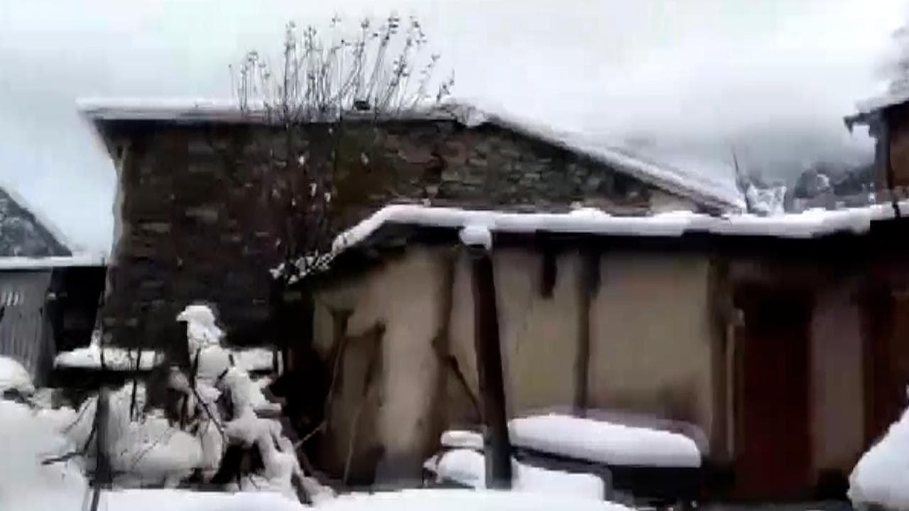 Uttarakhand: पिथौरागढ़ के गुंजी गांव में भारी बर्फबारी से सड़कों पर बिछी 'सफेद चादर'