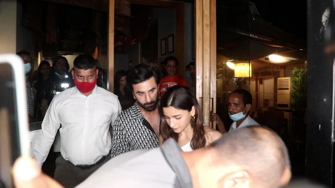 बॉयफ्रेंड Ranbir Kapoor के साथ डिनर डेट पर गईं Alia Bhatt, सामने आईं VIDEO