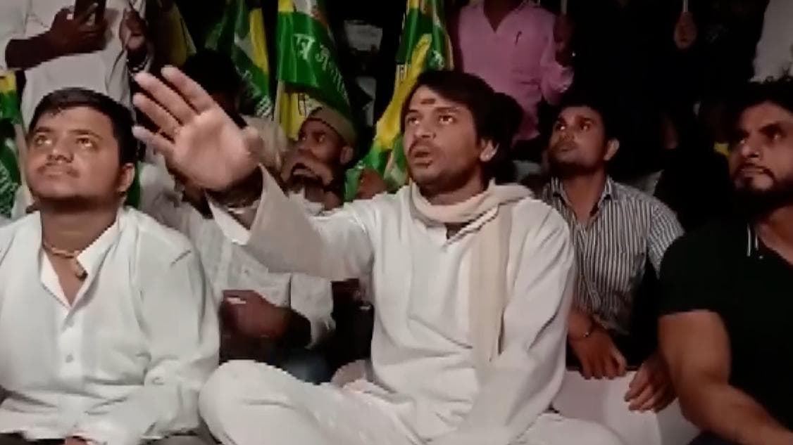  पिता Lalu Yadav से मिलने को रोका तो धरने पर बैठे Tej Pratap , जगदानंद पर बिफरे