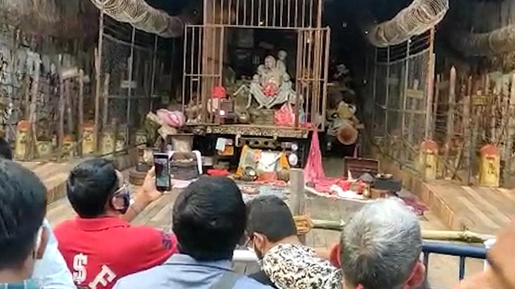 Durga Puja 2021 : উত্তর থেকে দক্ষিণ, মহাষষ্ঠীতে মণ্ডপে মণ্ডপে মানুষের ঢল