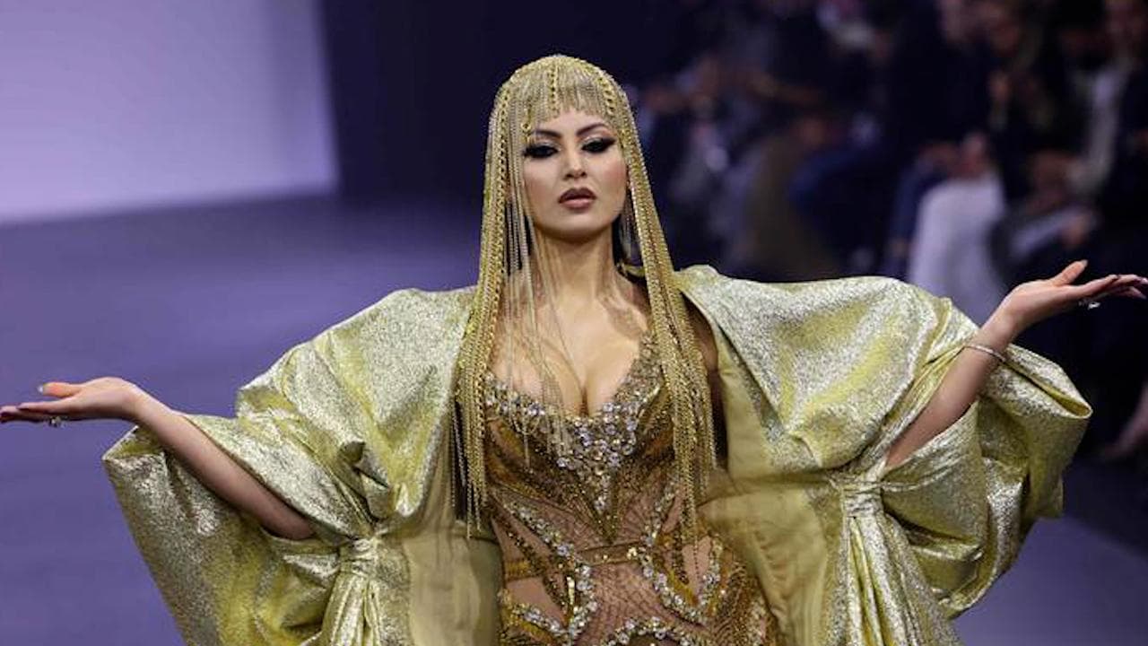 Urvashi Rautela: ৪০ কোটি টাকার গাউনে আরব ফ্যাশন উইকে হাঁটলেন ঊর্বশী রৌতেলা