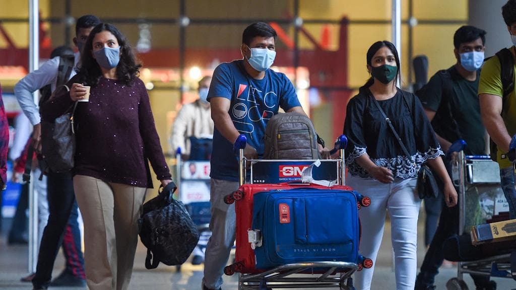 Omicron: ক্রমশ বাড়ছে ওমিক্রন আতঙ্ক, বিদেশ ফেরত যাত্রীদের ওপর কড়া নজরদারি রাজ্যের