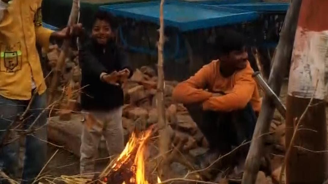 उत्तर भारत में ठंड और कोहरे का कहर! काशी में श्रद्धालुओं ने गंगा में लगाई डुबकी