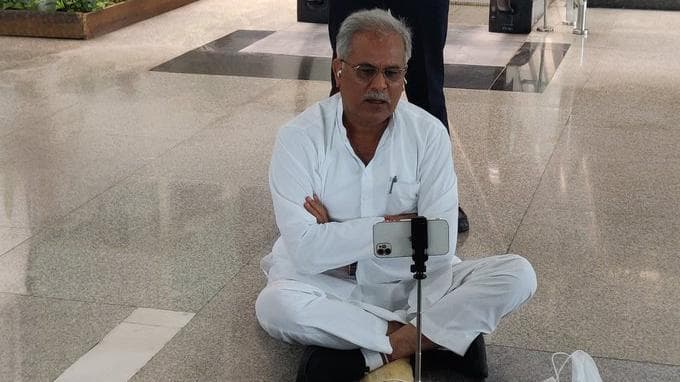 Bhupesh Baghel को लखनऊ हवाई अड्डे पर रोका गया, वहीं धरने पर बैठे छत्तीसगढ़ के मुख्यमंत्री 