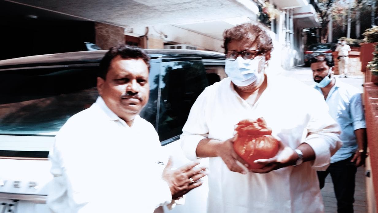 Lata Mangeshkar : লতা মঙ্গেশকরের চিতাভষ্ম সংগ্রহ করলেন ভাইপো আদিনাথ মঙ্গেশকর