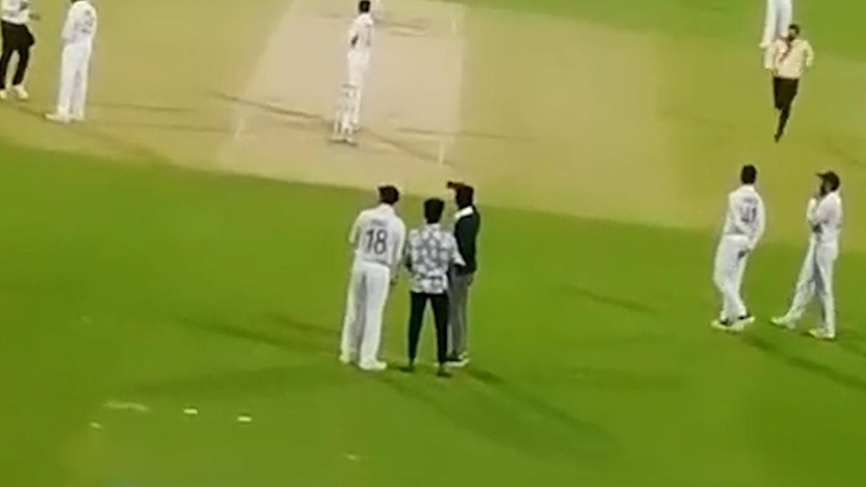 Virat Kohli: নিরাপত্তার ফাঁক গলে সোজা বিরাট কোহলির কাছে তিন ফ্যান, মোবাইল বের করে তুললেন সেলফি